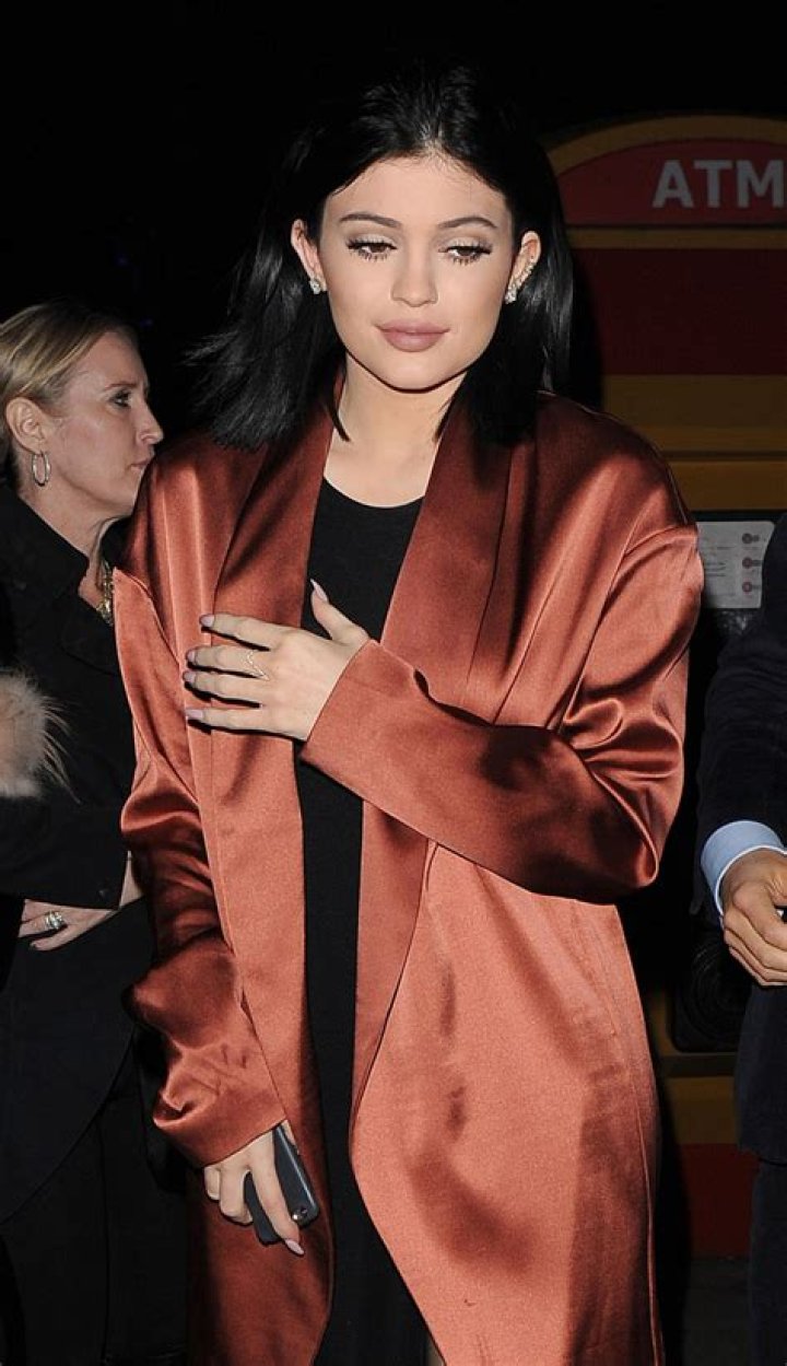A Very Sexy Quirk! Kylie Jenner Can’t Get Enough of Grabbing Her Boobs in Photos