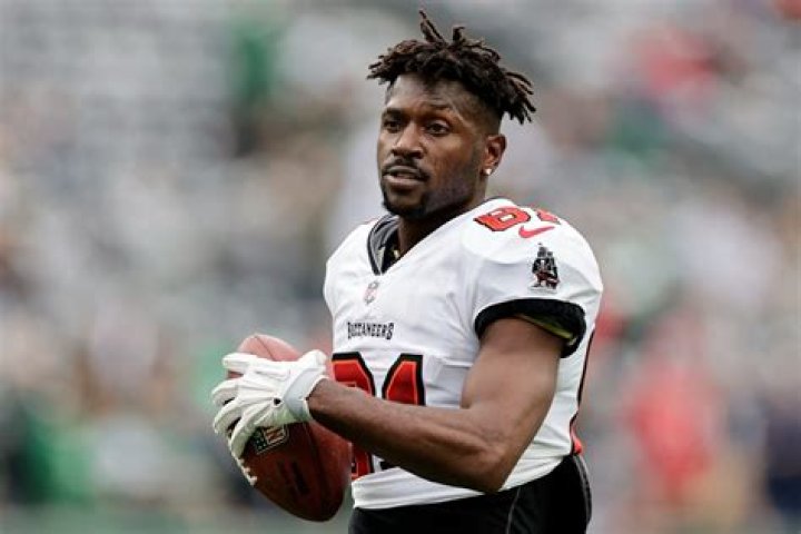 Antonio Brown's BM Chelsie Airs Him Out, Exposes Broken Windows & Hateful Texts