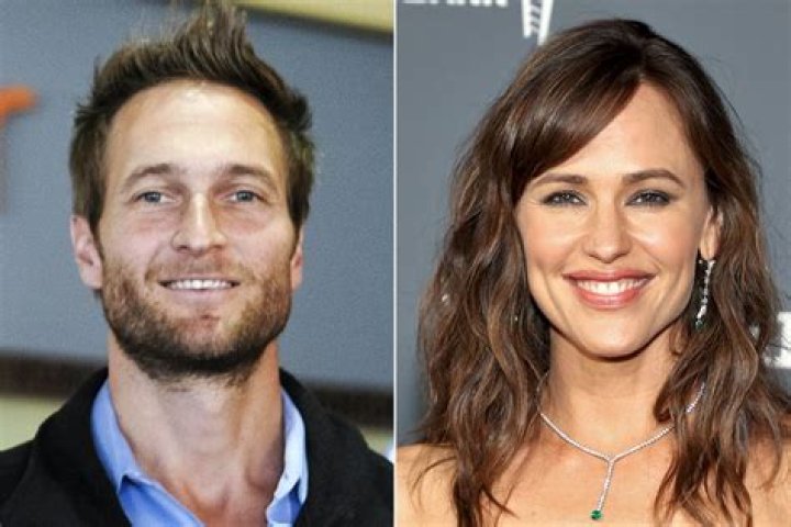 AwwSee What Jennifer Garner Loves the Most About Boyfriend John Miller