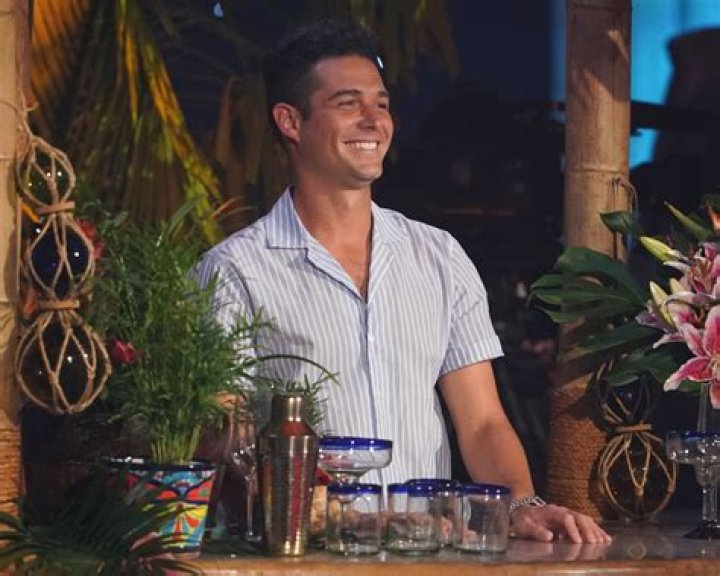 ‘Bachelor in Paradise’ Star Wells Adams Is Our New Favorite Bartender!