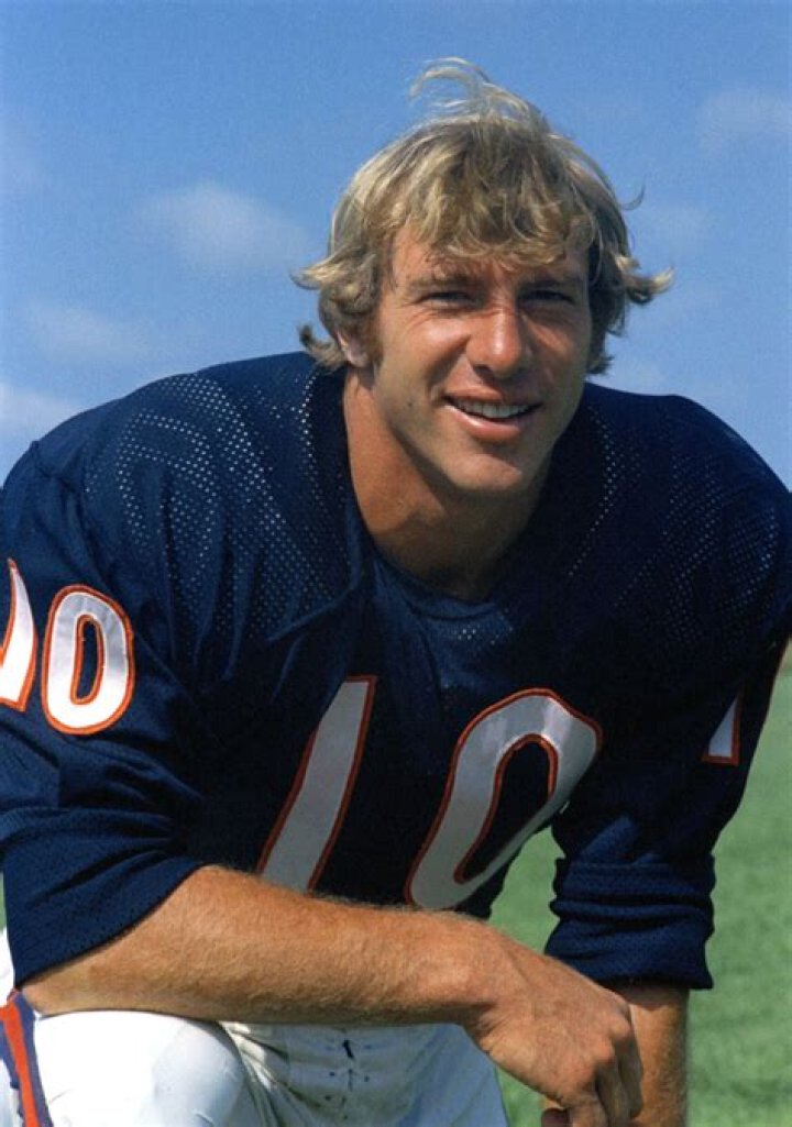 Bobby Douglass (Football Player) - Age, Birthday, Bio, Facts, Family, Net Worth, Height & More