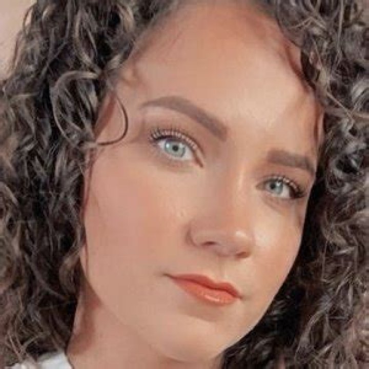 Danelle Hallan (YouTube Star) - Age, Birthday, Bio, Facts, Family, Net Worth, Height & More