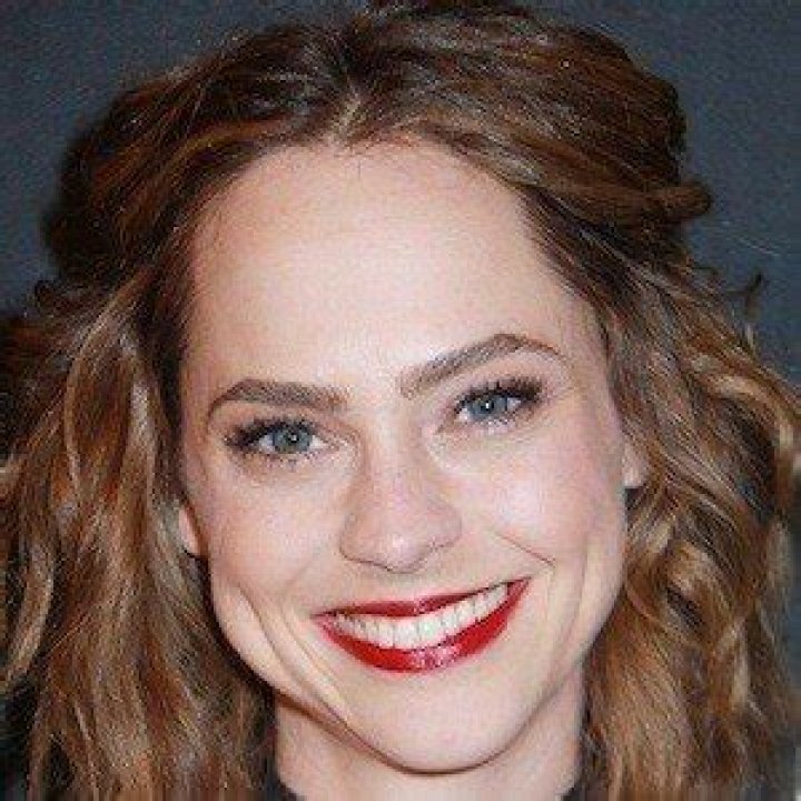 Fiona Dourif (TV Actress) - Age, Birthday, Bio, Facts, Family, Net Worth, Height & More