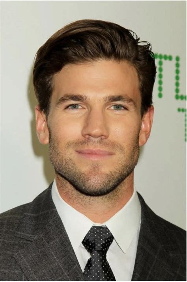 How tall is Austin Stowell