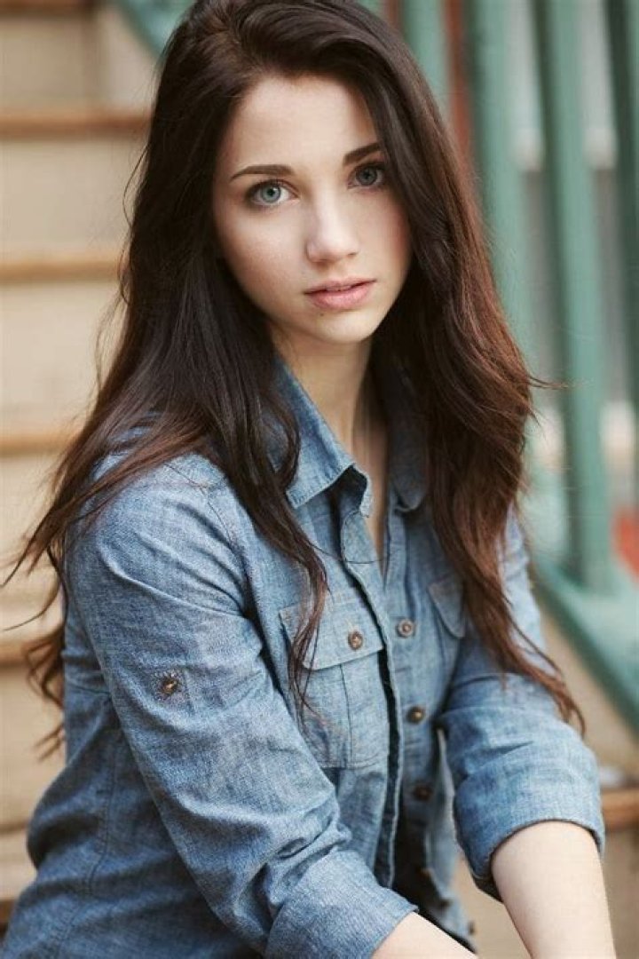 How tall is Emily Rudd