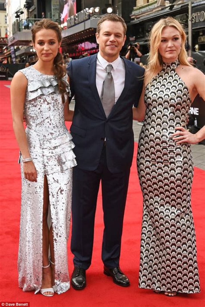 How tall is Julia Stiles