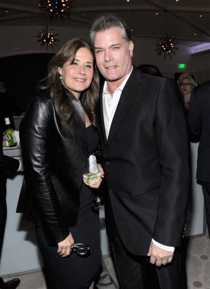 How tall is Lorraine Bracco
