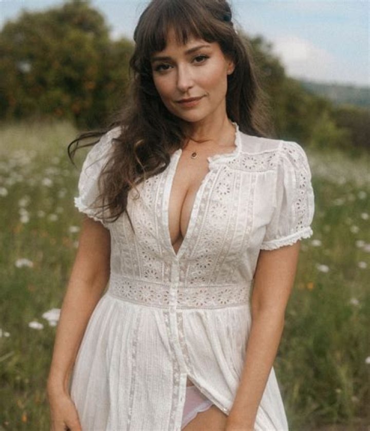 How tall is Milana Vayntrub