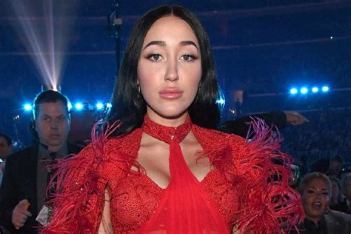 How tall is Noah Cyrus