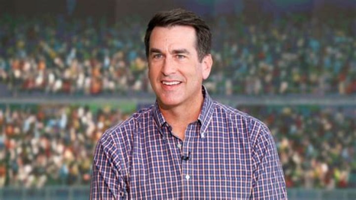 How tall is Rob Riggle