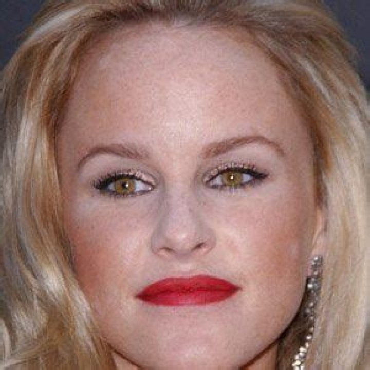 Julie Berman (Soap Opera Actress) - Age, Birthday, Bio, Facts, Family, Net Worth, Height & More