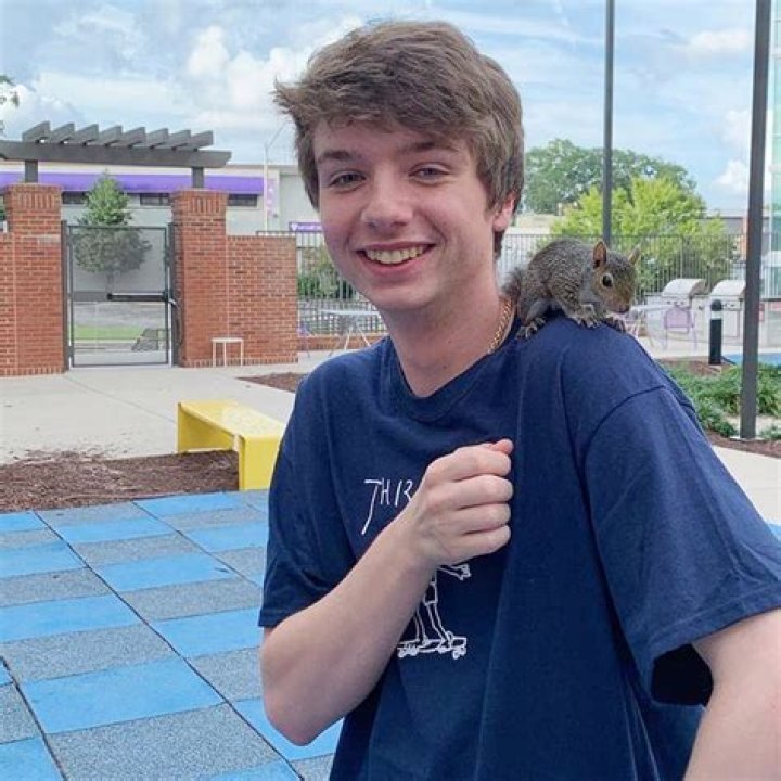 Karl Jacobs (Twitch Star) - Age, Birthday, Bio, Facts, Family, Net Worth, Height & More