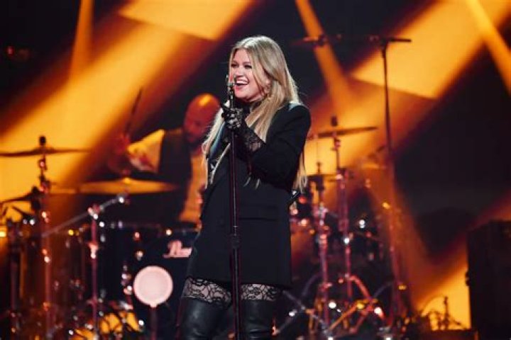 Kelly Clarkson Laughs Off ‘Showing’ Her ‘Boob’ in Wardrobe Malfunction: ‘You Wanted a Fun Show’