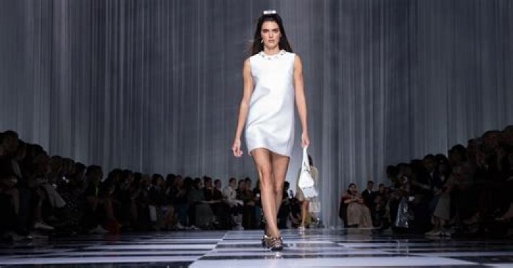 Kendall Jenner Roasted For Awkward Runway Walk