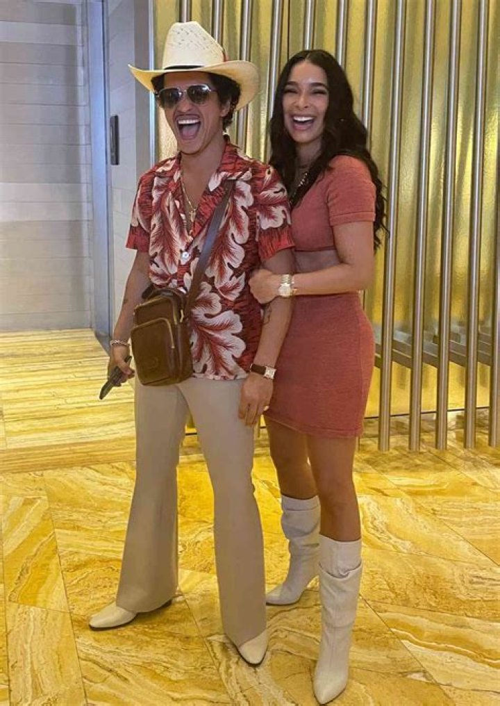 Love & Greasy PizzaInside Bruno Mars’ “Cheesy” Date With Girlfriend Jessica Caban