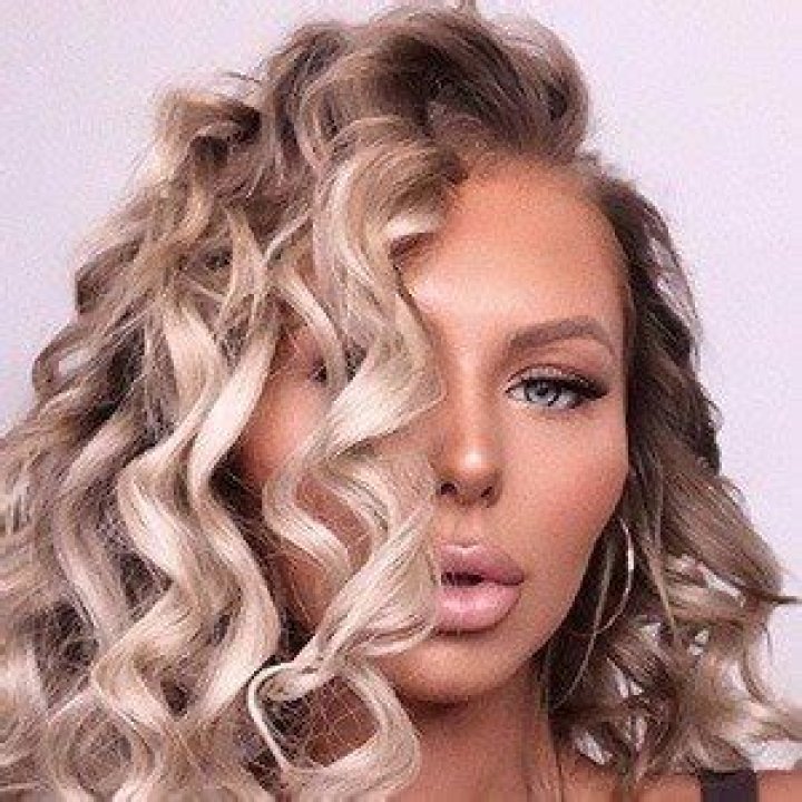 Polly Marchant (Instagram Star) - Age, Birthday, Bio, Facts, Family, Net Worth, Height & More