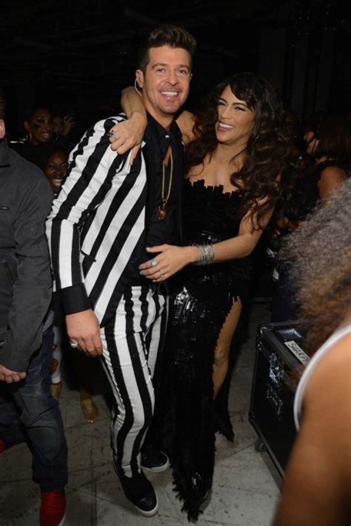 Robin Thicke Posts Naked Photos of Himself and Girlfriend April Love Geary in the Bathtub Amid Custody Battle
