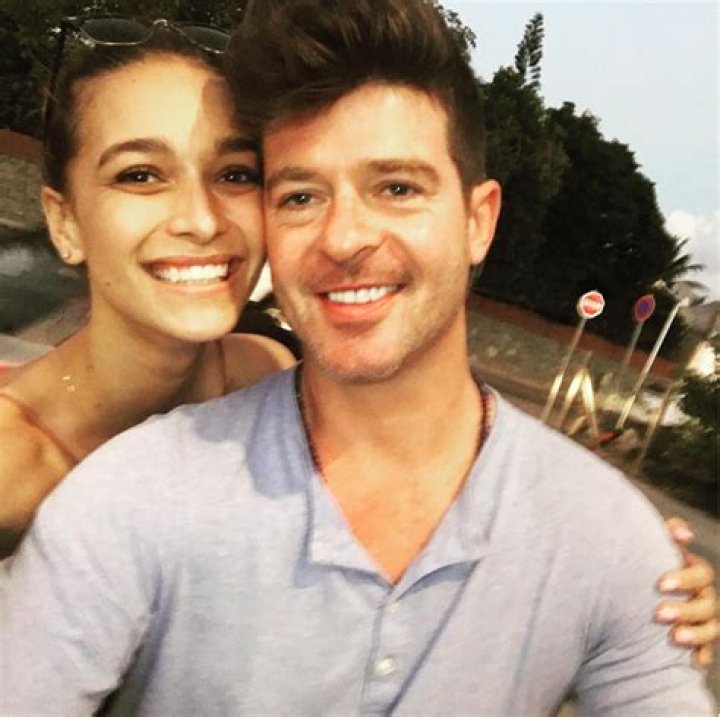 Robin Thicke’s Girlfriend April Love Geary Shows Off Her Bikini Body — See the Booty-ful Pic!