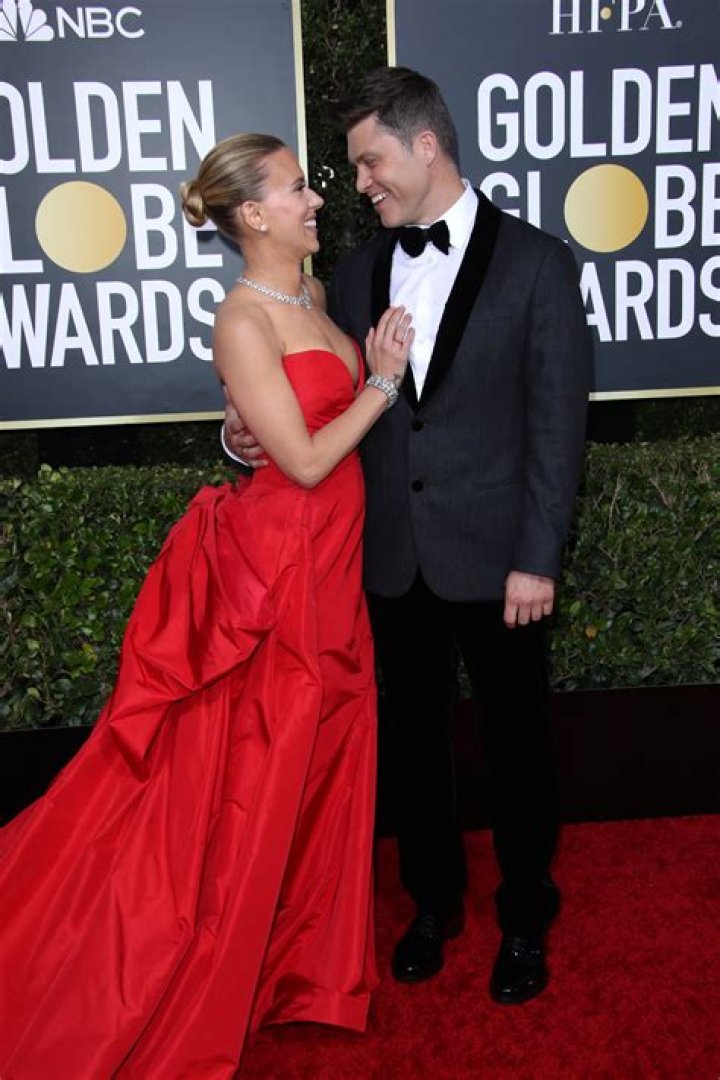 Scarlett Johansson and Fiancé Colin Jost Share a Sweet Kiss at the 2020 Golden Globes