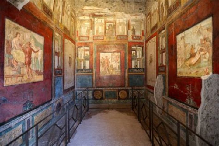 Stunning Frescoes Uncovered In Pompeii Banquet Room