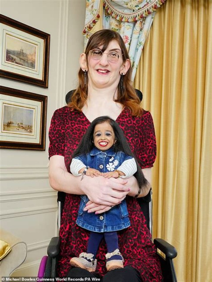 The World's Shortest Woman Comes Eye To Ankle With World's Tallest Man