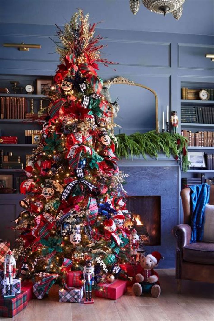 This ‘Real Housewives’-Themed Christmas Tree Will Make Andy Cohen Jealous!