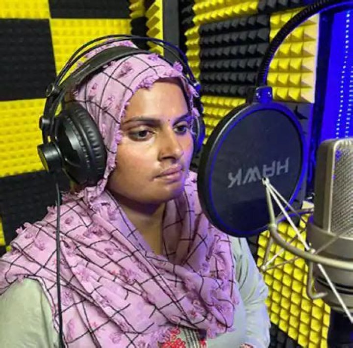 Who is Farmani Naaz? Wiki, Biography, Husband, Age, Parents, Religion, Family, Songs & More